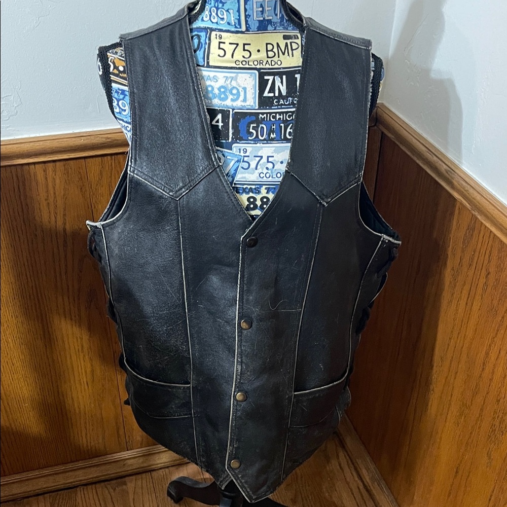 Diamond Plate Black Leather Vest Size Large
Well Worn